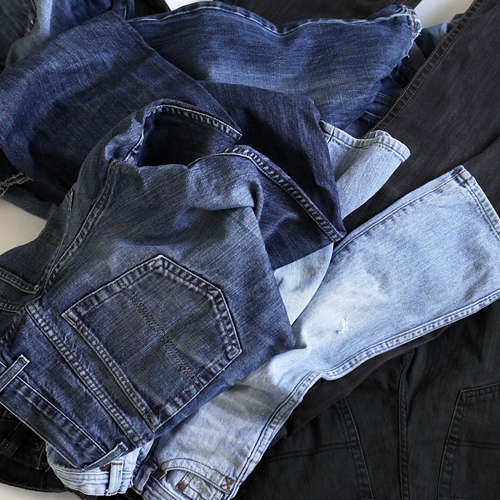 Näen kuvassa synttärimekkoja, taskukukkaroita, sohvatyynyjä ja Lumian-suojuksia.