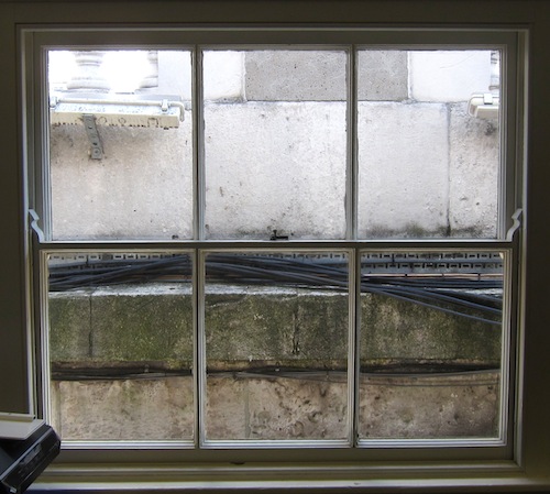 Toimistomme ikkuna antaa Somerset Housen avaralle sisäpihalle.