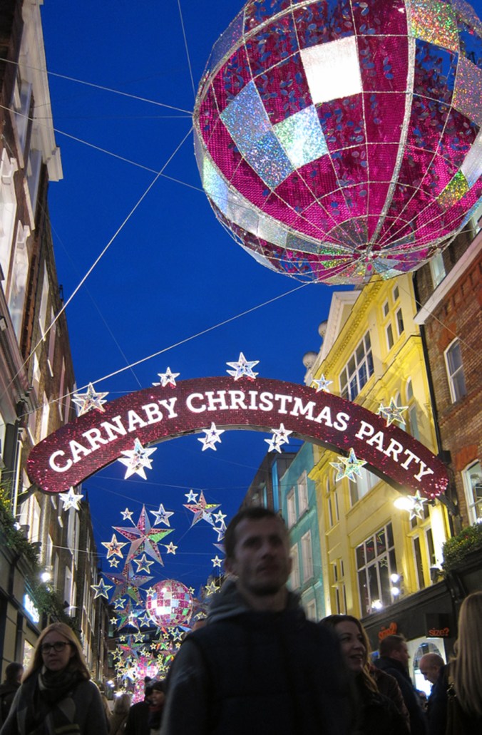 Carnaby Streetillä pyörii tyyppi poikineen.
