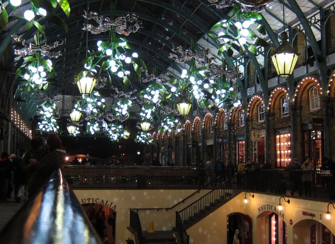 Covent Gardenin katossa on aina upea, kekseliäs koristelu.