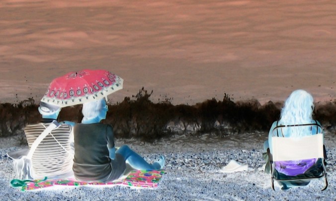 Kuvan henkilöt eivät liity tapaukseen, sillä he ovat siihen aivan liian "vanhoja", "rumia" ja "lihavia".